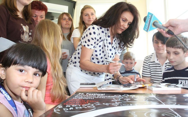Aktorka Małgorzata Pieczyńska i prezydent miasta Wojciech Szczurek rysują dla dzieci