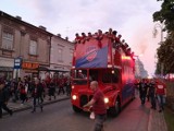 Przejazd Rakowa Częstochowa na Plac Biegańskiego [ZDJĘCIA] Piłkarze przejechali aleją NMP, towarzyszyły im tłumy kibiców