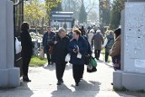Dzień Zaduszny na Cmentarzu Starym i Cmentarzu Nowym w Kielcach. Wciąż dużo ludzi. Zobacz zdjęcia 