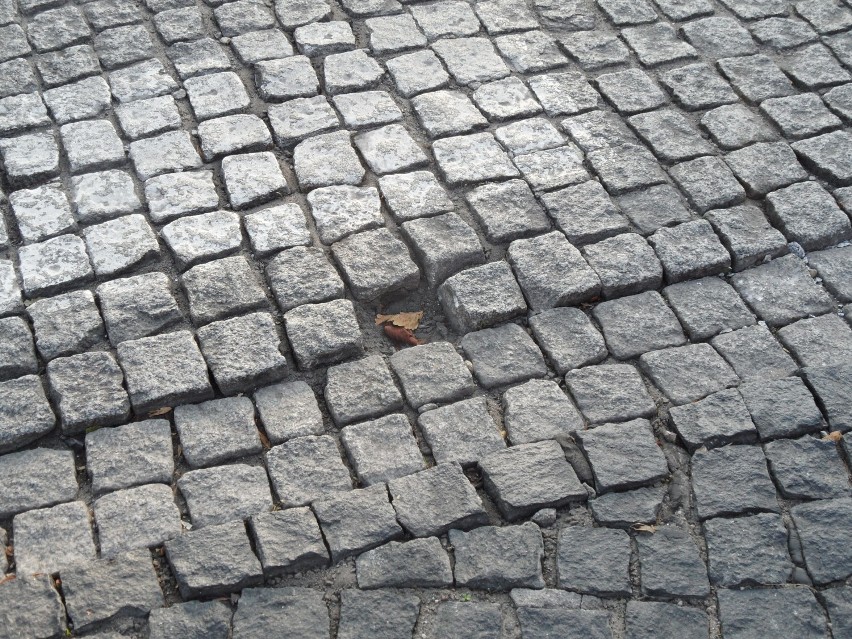 Myszków: na rondzie Flagi Rzeczypospolitej znów drogowcy. Powód? Wypadająca kostka [ZDJĘCIA]