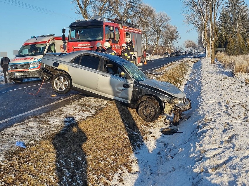 Wypadek na DK 42 między Radomskiem a Kodrębem. Samochód dachował koło miejscowości Zakrzew