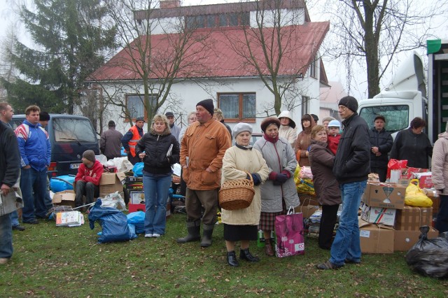 Mieszkańcy Mikołajek w ubiegłym roku już przed rozpoczęciem akcji oczekiwali w sporej kolejce