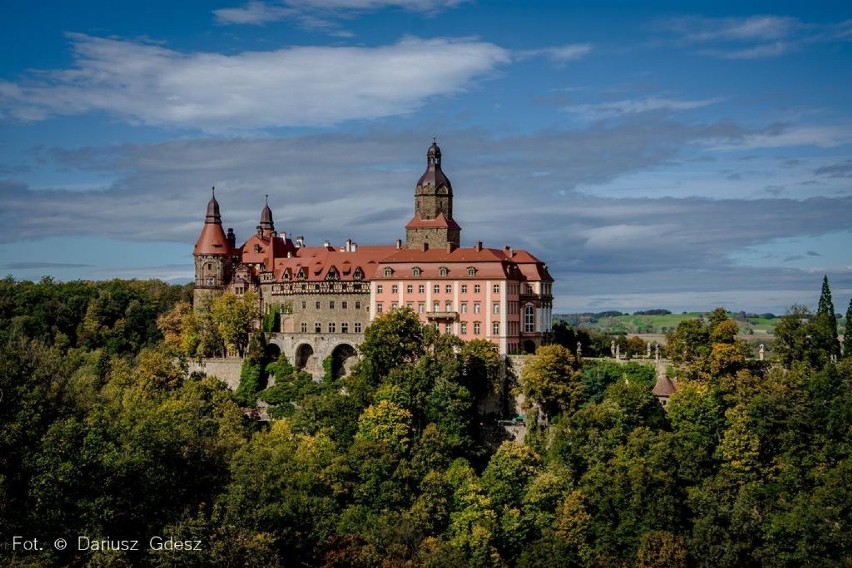 Zamek Książ stoi na skale, potężny gmach nie ma fundamentów.