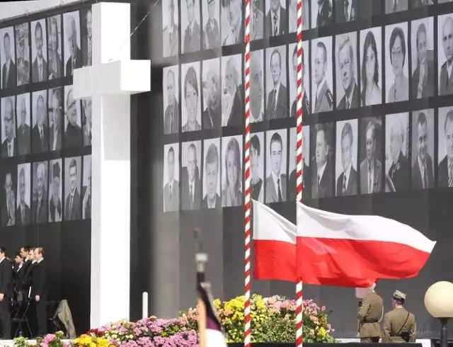 Na pokładzie Tupolewa-154  przebywało 96 osób, w tym Prezydent RP Lech Kaczyński, pierwsza dama Maria Kaczyńska, przedstawiciele Sejmu, Senatu i Wojska Polskiego. Nikt nie przeżył katastrofy. W galerii przedstawiamy sylwetki ofiar.