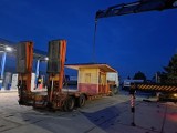 Drewniana wiata z przystanku Duży Skręt w Pabianicach trafiła do Zajezdni Muzealnej Brus w Łodzi. Transport odbył się w nocy