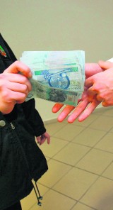 Urząd Gminy w Dębnie: pracownik wziął ponad 36 tys. zł łapówki. Grozi mu nawet 8 lat więzienia