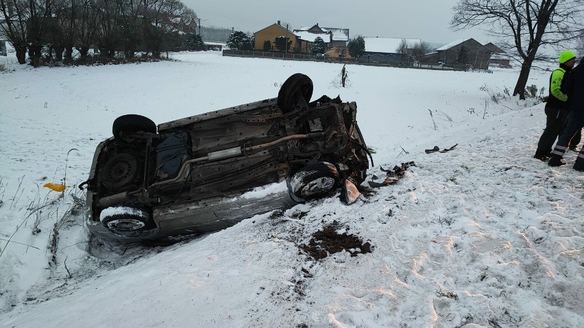 Wypadek na drodze nr 713 w Gawronach (gmina Sławno). Kierowca opla był pijany. ZDJĘCIA