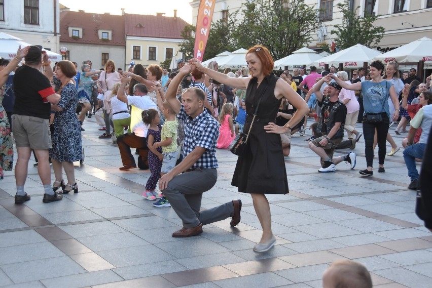 Potańcówki na Rynku w Tarnowie robią tego lata furorę