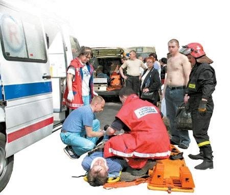 Na miejsce dąbrowskiego wypadku przyjechały trzy karetki pogotowia. Wezwano także helikopter.