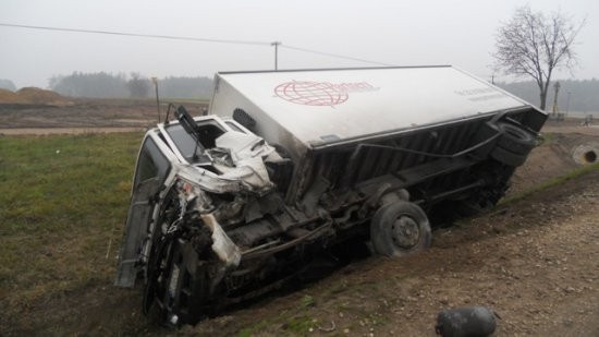 Wypadek w Feliksowie. Ciężarówka zderzyła się z vw golfem