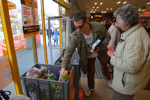 Podczas zakupów w czasie najbliższego weekendu będzie można wesprzeć potrzebujących. Wystarczy wziąć udział w Świątecznej Zbiórce Żywności, którą w tym roku Banki Żywności przeprowadzają pod hasłem „Podaruj potrzebującym jedzenie na świąteczny stół”.