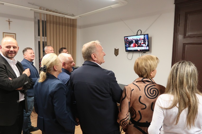 Gorąca noc wyborcza w sztabach PiS i KO w Wałbrzychu - zobaczcie zdjęcia