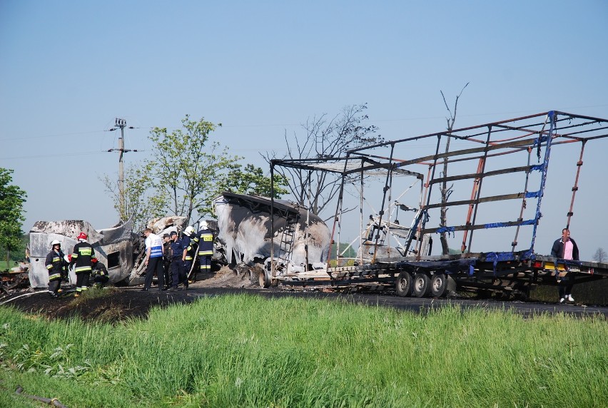 Smolice - Tragiczny wypadek: spaliły się trzy tiry, dwaj kierowcy nie żyją (FOTY)