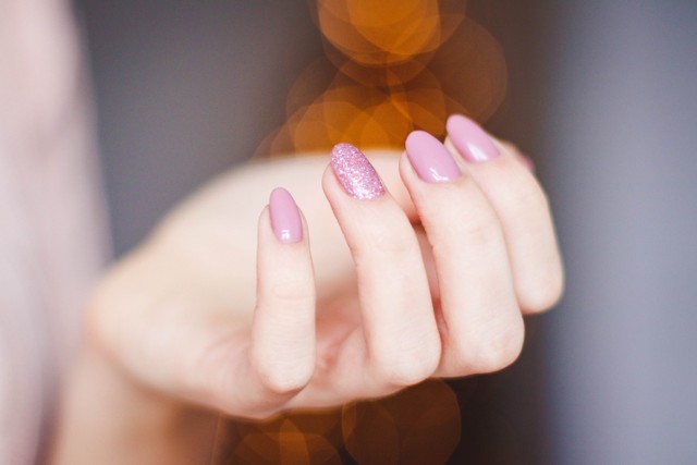 Zobacz inspiracje na świąteczny manicure. Takie prace wykonują lubelskie stylistyki paznokci
