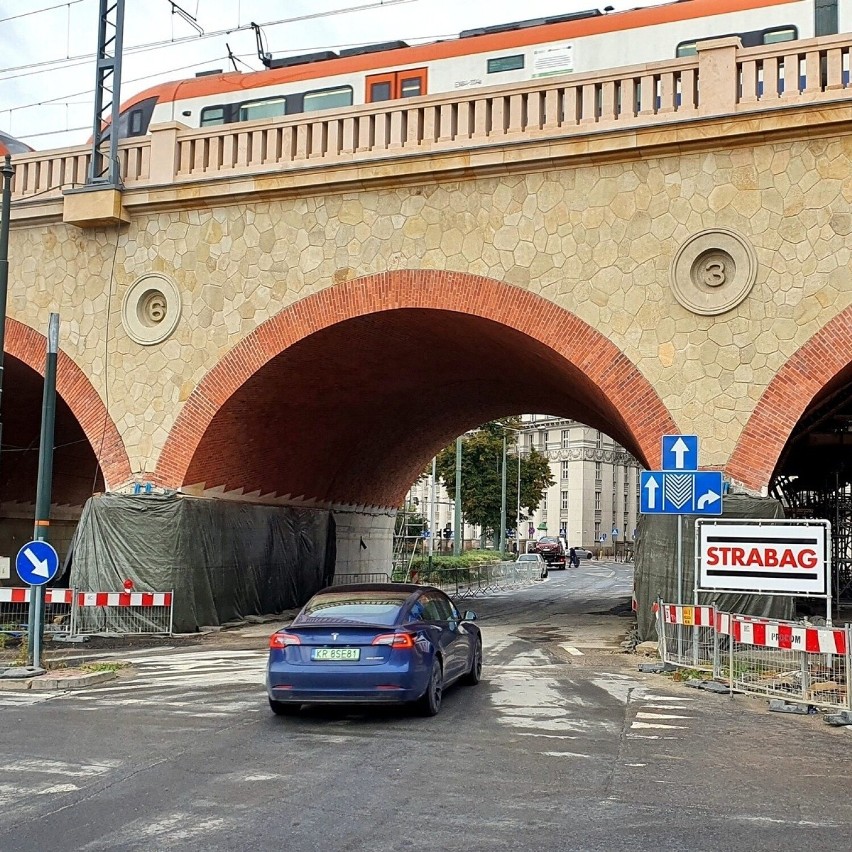Kraków. Rekonstrukcja wiaduktu: Pojawiła się kamienna bariera