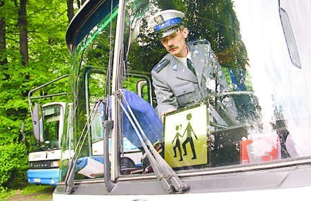 Mł. aspirant Zbigniew Korytnicki podczas oględzin autobusu, który prowadził pijany kierowca. 	Fot. Grzegorz Mehring