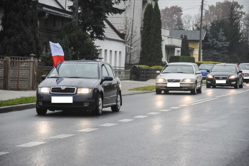 Święto Niepodległości w Szamotułach. Korowód samochodów przejechał przez miasto [ZDJĘCIA]