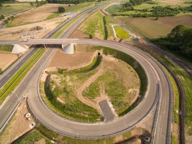 Zakończyły się prace na budowie dwóch z trzech dolnośląskich odcinków S3 - informuje Generalna Dyrekcja Dróg Krajowych i Autostrad.

Przeglądając kolejne slajdy dowiesz się:
-&nbsp;które odcinki S3 są już gotowe 
-&nbsp;gdzie są spore opóźnienia
-&nbsp;jak wygląda sytuacja na budowie S3 w Lubuskiem
-&nbsp;gdzie powstają korki w drodze nad morze i jak je ominąć
-&nbsp;na jakim etapie jest budowa autostrady w Czechach, która na granicy będzie się łączyć z drogą S3.

Zobacz, jak rok temu wyglądała budowa S3 od Polkowic do węzła z A4 za Legnicą


