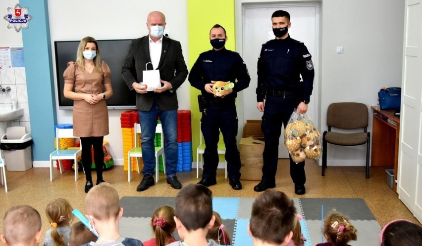 Kraśnik. Policjanci odwiedzili uczniów w Szkole Podstawowej w Blinowie. Rozmawiali z dziećmi o bezpieczeństwie w czasie ferii 