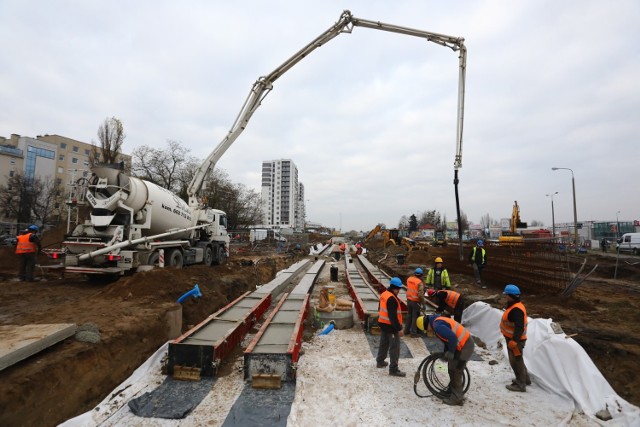 To jedna z najbardziej wyczekiwanych inwestycji w Poznaniu. Trwa budowa tramwaju na Naramowice. I chociaż prace rozpoczęły się z opóźnieniem, dziś na placu budowy nie ma przestojów. Pogoda sprzyja, drogowców bowiem nie spowalnia mróz czy deszcz. Na prowadzone prace narzekać mogą jedynie kierowcy, którzy muszą uzbroić się w cierpliwość i jeździć objazdami. Przez najbliższe dni, od soboty 28 listopada jazda północną nitką ulicy Lechickiej jest niemożliwa. 

Zobacz najnowsze zdjęcia z placu budowy tramwaju na Naramowice --->