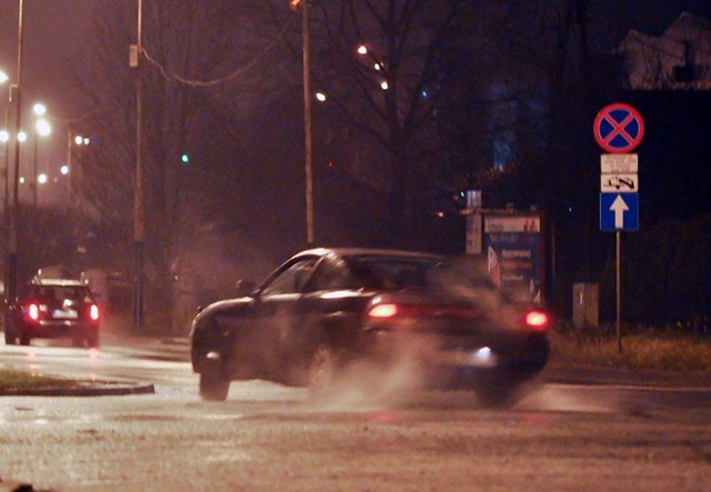 W Łodzi nie ma żadnego toru, na którym można by spróbować jazdy bokiem, dlatego fani tego sportu robią to nocą na ulicach.