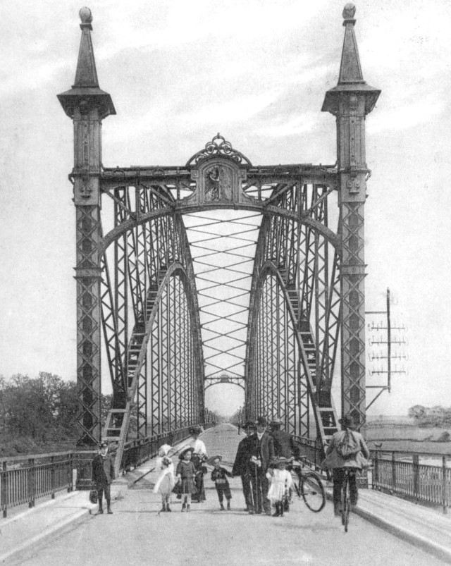 Most odddano do użytku w 1907 roku. Konstrukcja powstała w zielonogórskich zakładach Beuchelta