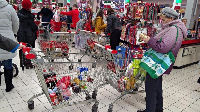 Wielkanoc obchodzimy już w tym tygodniu, dokładnie 21 kwietnia. W tym roku okres świąteczny przypadł na drugą połowę kwietnia. Wszystko dlatego, że Wielki Post rozpoczął się dopiero 6 marca. W czasie Świąt ustawowo wolne od pracy są dwa dni – Niedziela Wielkanocna 21 kwietnia oraz Poniedziałek Wielkanocny 22 kwietnia. 

Do jakich sklepów udać się gdy zabraknie czegoś podczas świąt? Przedstawiamy listę oraz godziny otwarcia sklepów w poszczególne dni Świąt Wielkanocnych 2019.

W Wielki Czwartek (18 kwietnia) oraz Wielki Piątek (19 kwietnia) sklepy otwarte będą w standardowych godzinach pracy. Nieco inaczej sprawa wygląda w Wielką Sobotę (20 kwietnia). Przedstawiciele największych sieci sklepów chcąc umożliwić pracownikom przygotowania do Świąt Wielkanocnych zdecydowali wcześniej zamknąć swoje sklepy. 

Zobacz też:
Misterium Męki Pańskiej w Grębocinie. Zobacz zdjęcia!
O której będą święcone pokarmy w parafiach?