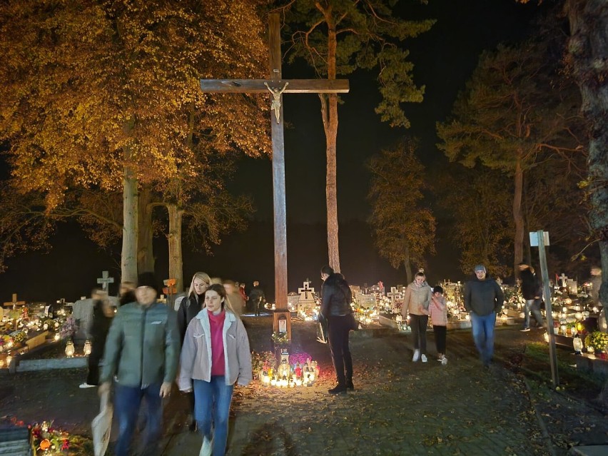 Wszystkich  Świętych 2022. Wiele osób wybrało się po zmroku na cmentarz w Skokach. Nekropolię rozświetlają liczne znicze