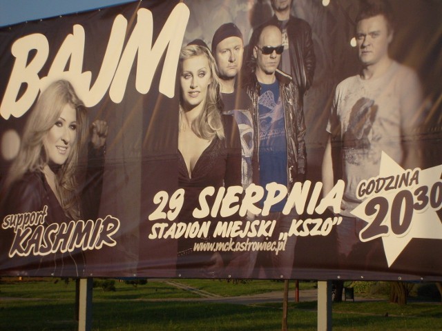 Baner w Parku Miejskim anonsujący koncert &quot;Bajmu&quot; i &quot;Kashmiru&quot;