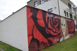 Mural dla Róży Kozakowskiej na ścianie budynku gminy Zduńska Wola