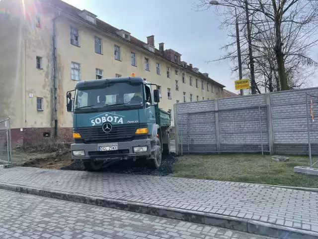 Rozpoczynają się prace przy koszarowcu od strony jednostki wojskowej