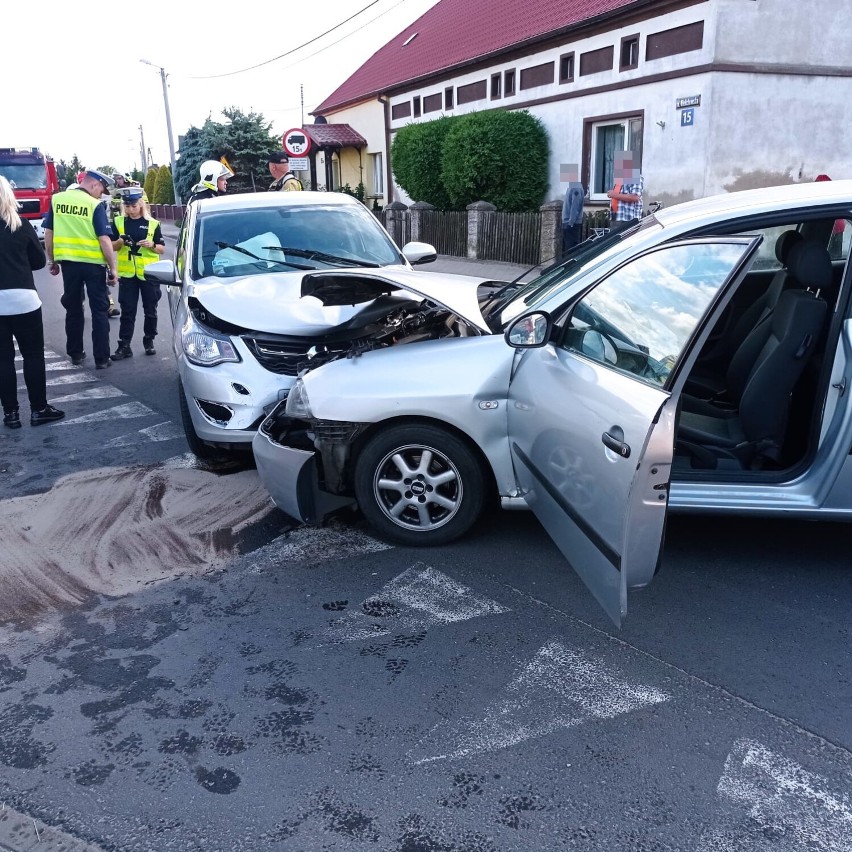 Czołowe zderzenie dwóch pojazdów w Łubnicy. Jedna osoba poszkodowana