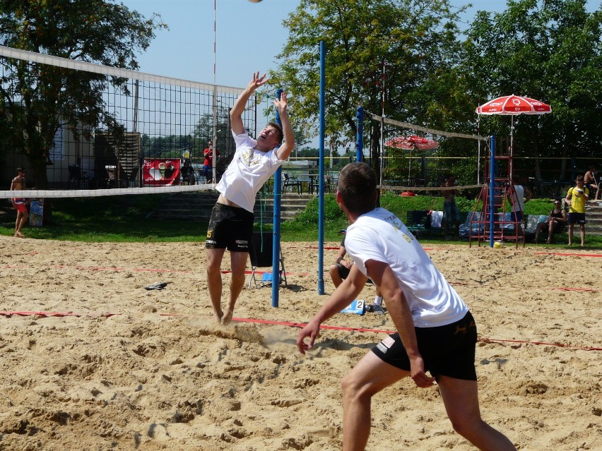 Wieluń: Turniej siatkówki plażowej na basenie