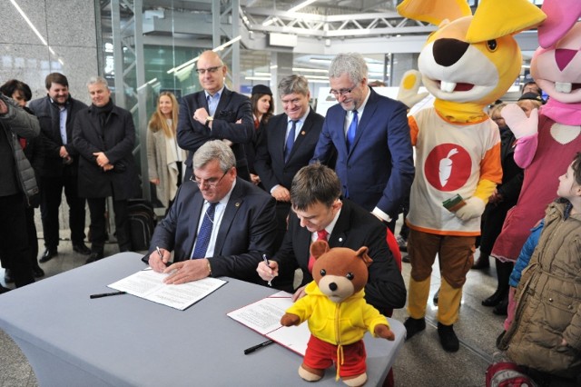 ŁKA podpisało uroczysty akt inaugurujący nowe połączenie z Łodzi do Warszawy. Pociągi mają pokonywać dystans w czasie poniżej 70 minut