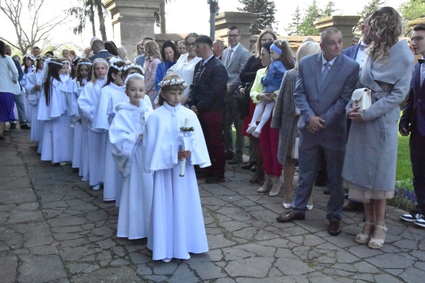 Ruszyły komunie 2023. Jako pierwsze sakrament przyjęły dzieci z kościoła pw. Wniebowzięcia NMP w Wągrowcu 