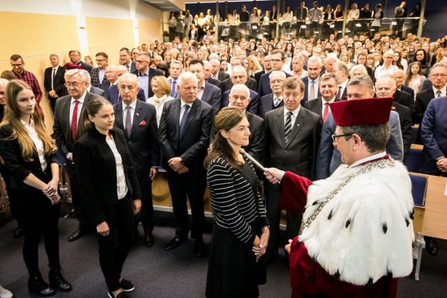 Na początku uroczystości odśpiewano Gaude Mater Polonia oraz hymn państwowy, po którym nastąpiło wystąpienie JM Rektora prof. nadzw. dr. Włodzimierza Majewskiego. Kolejnym punktem inauguracji była immatrykulacja studentów, po której odśpiewano gaudeamus igitur. Następnie wysłuchano wystąpienia przedstawiciela Samorządu Studenckiego BSW oraz wykładu   prof. dr. hab. med. Waldemara Haloty: „Człowiek w obliczu chorób zakaźnych”. Na zakończenie w minirecitalu zaprezentował się Chór Akademicki BSW „Akolada” pod dyrekcją prof. dr hab. Renaty Szerafin-Wójtowicz.


Flesz: Mundurowi mają dość. Co dalej z naszym bezpieczeństwem? 

