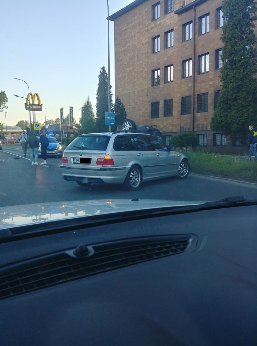 Auto na dachu pod komendą policji w Wałbrzychu! Poważny wypadek na Mazowieckiej [ZDJĘCIA] 