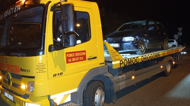 W środę, 19 października 2022 roku w Dzierżoniowie na osiedlu Różanym doszło do uszkodzenia samochodu na parkingu przez pijanego kierowcę. Kierujący miał też sądowy zakaz prowadzenia pojazdów! W wypadku nie było ofiar.