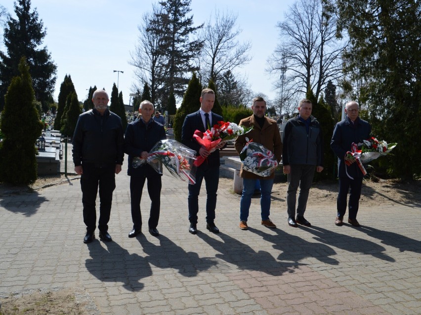 Dzień Pamięci Ofiar Zbrodni Katyńskiej w Rawiczu (2022). Pod krzyżem na rawickim cmentarzu złożono wiązanki kwiatów