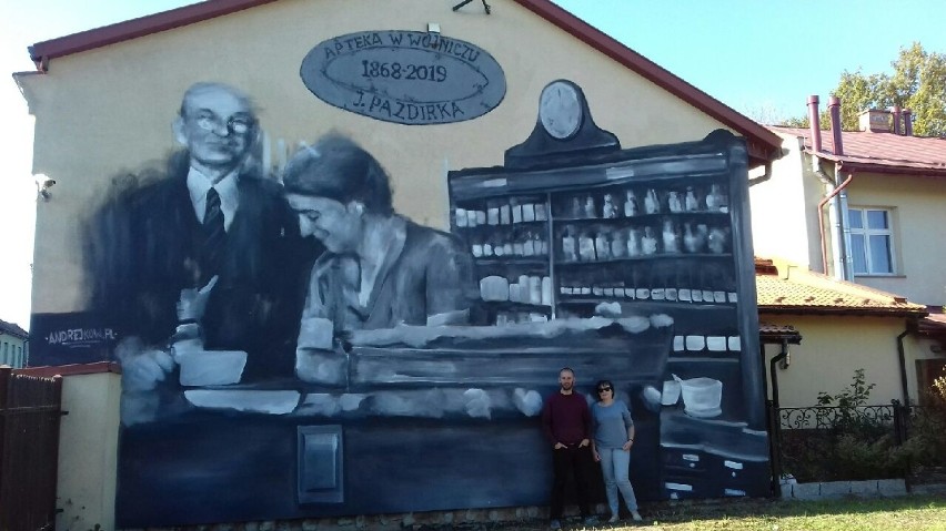 Arkadiusz Andrejkow i Zofia Kurek przy wojnickim muralu