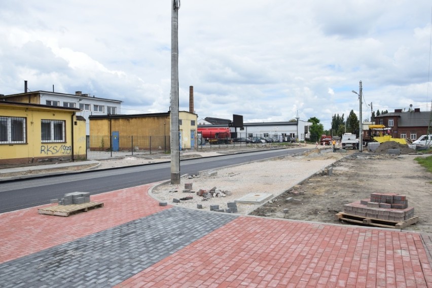 Remont ul. św. Rozalii w Radomsku. Położona warstwa wiążąca asfaltu [ZDJĘCIA]