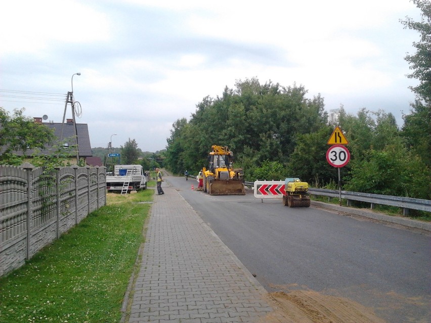 Kanalizacja w Lędzinach: Asfalt wylany, to można go rozkopać na nowo