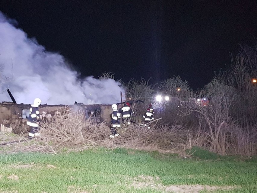W Karminie koło Pniew spłonęła stodoła w gospodarstwie
