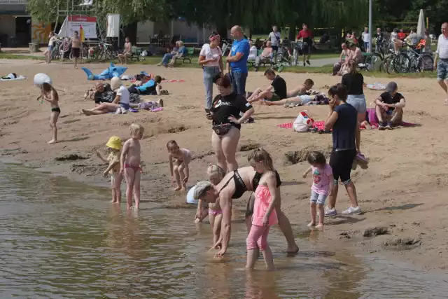 W Poznaniu działa pięć kąpielisk miejskich. Sezon kąpielowy 2020 wystartował 11 czerwca. Co się zmieniło nad poznańskimi jeziorami? Jakich zasad przestrzegać w związku z epidemią koronawirusa? 

Przejdź do galerii i sprawdź --->