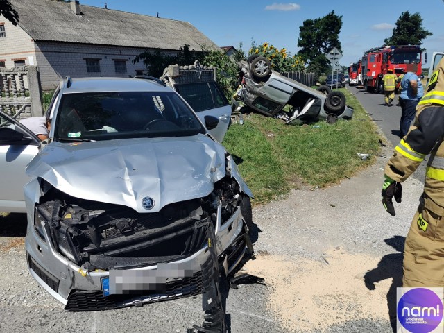 Groźny wypadek w gminie Kowal. Dwie osoby trafiły do szpitala we Włocławku. Jedna została zabrana śmigłowcem LPR.