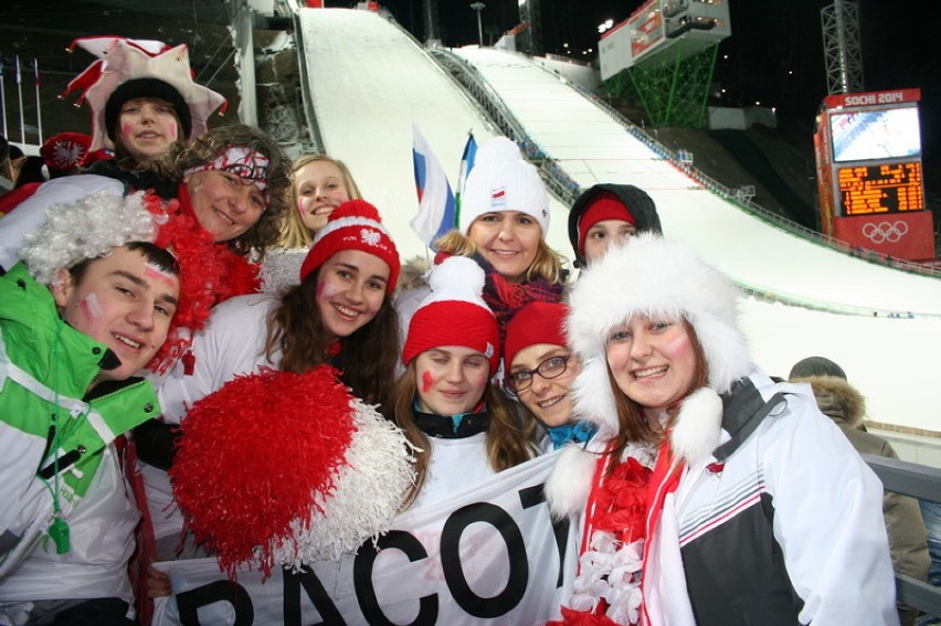 Kibice z Racotu na olimpijskim turnieju skoków narciarskich...