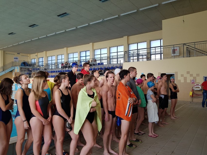 Drużyny z Zespołu Szkół nr 1 zdobyły brązowe medale podczas półfinałów mistrzostw województwa w pływaniu[FOTO]