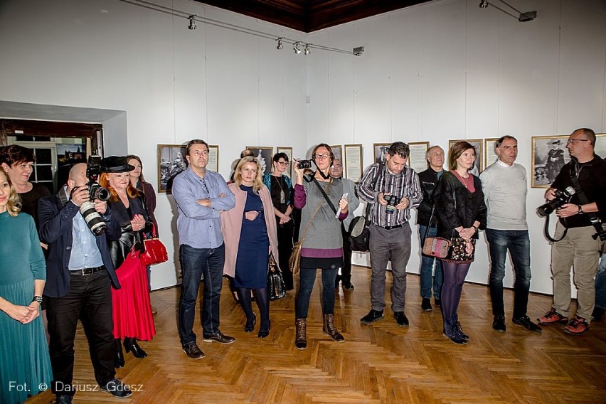 Fotografie ze zbiorów Muzeum Victorii i Alberta w Londynie,...