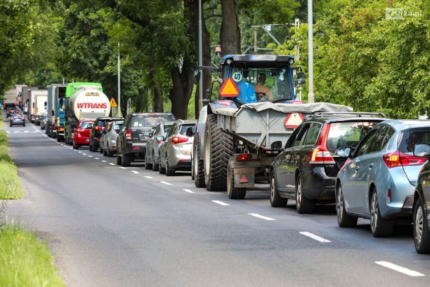 Węzeł Głębokie. Tempo prac irytuje kierowców. A do tego korki