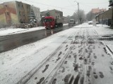 Atak zimy w Skarżysku-Kamiennej. Są trudne warunki na drogach, jest mokro, zalega błoto pośniegowe